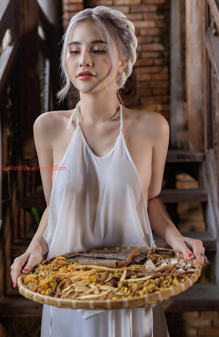 Girl xinh mặc áo yếm mỏng thả rông lộ núm