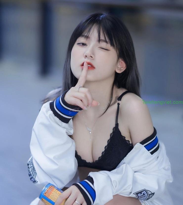 Gái xinh bán nude cực sexy với ngực khủng 