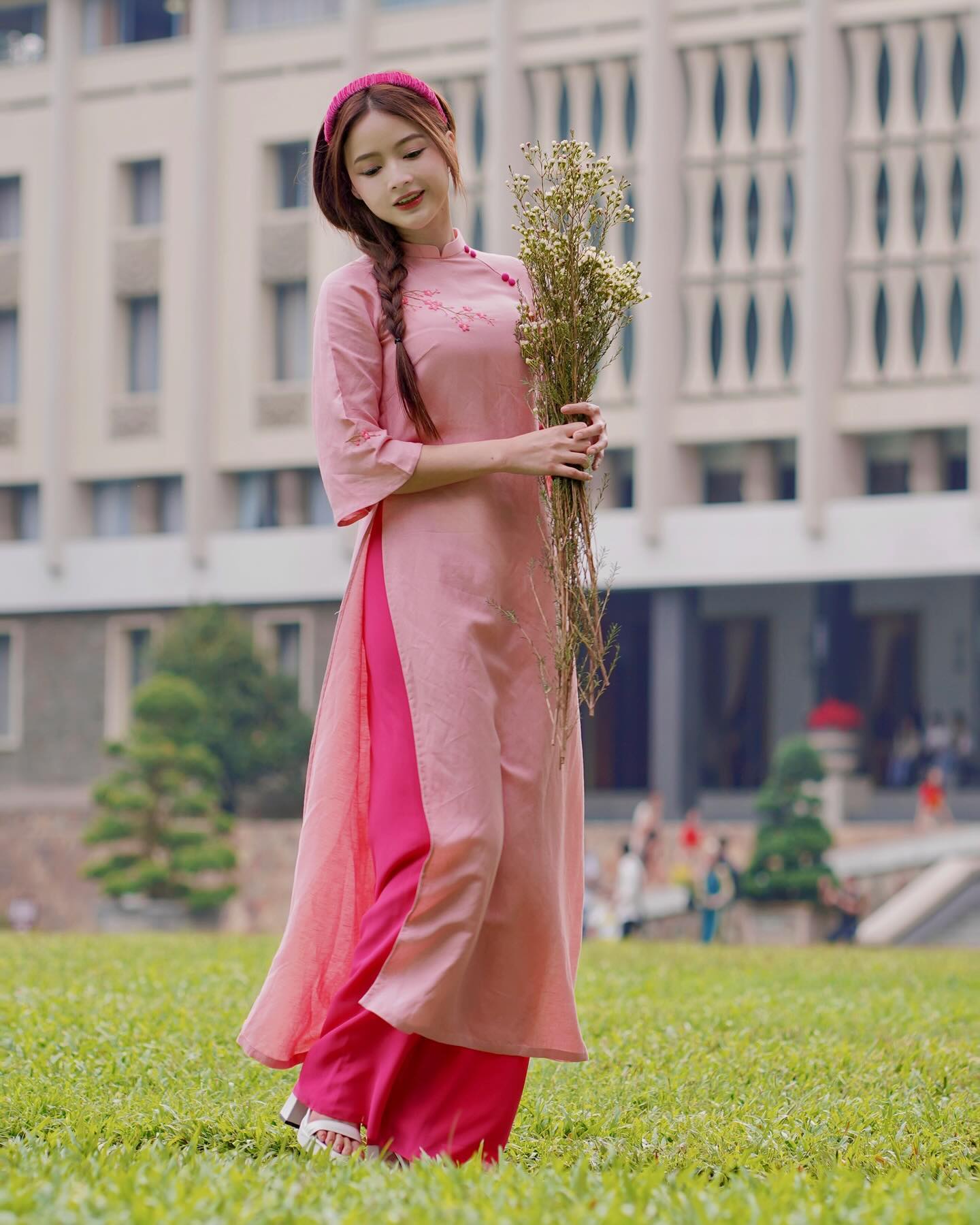 Lan Hương cùng với vẻ đẹp nhẹ nhàng trong Quốc Phục Việt Nam